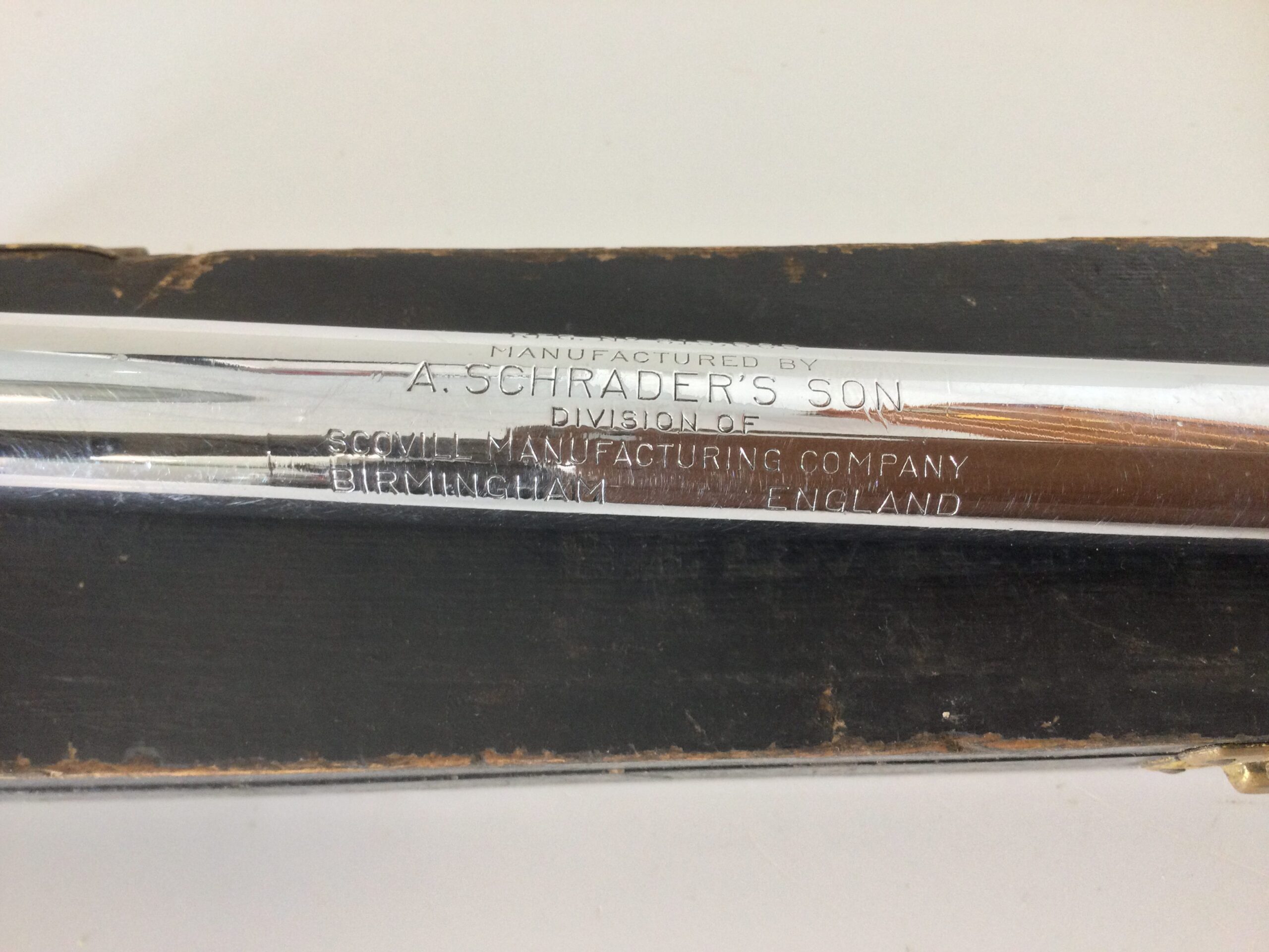 Vintage boxed SCHRADER Service Tyre Gauge. (26345) - Image 8