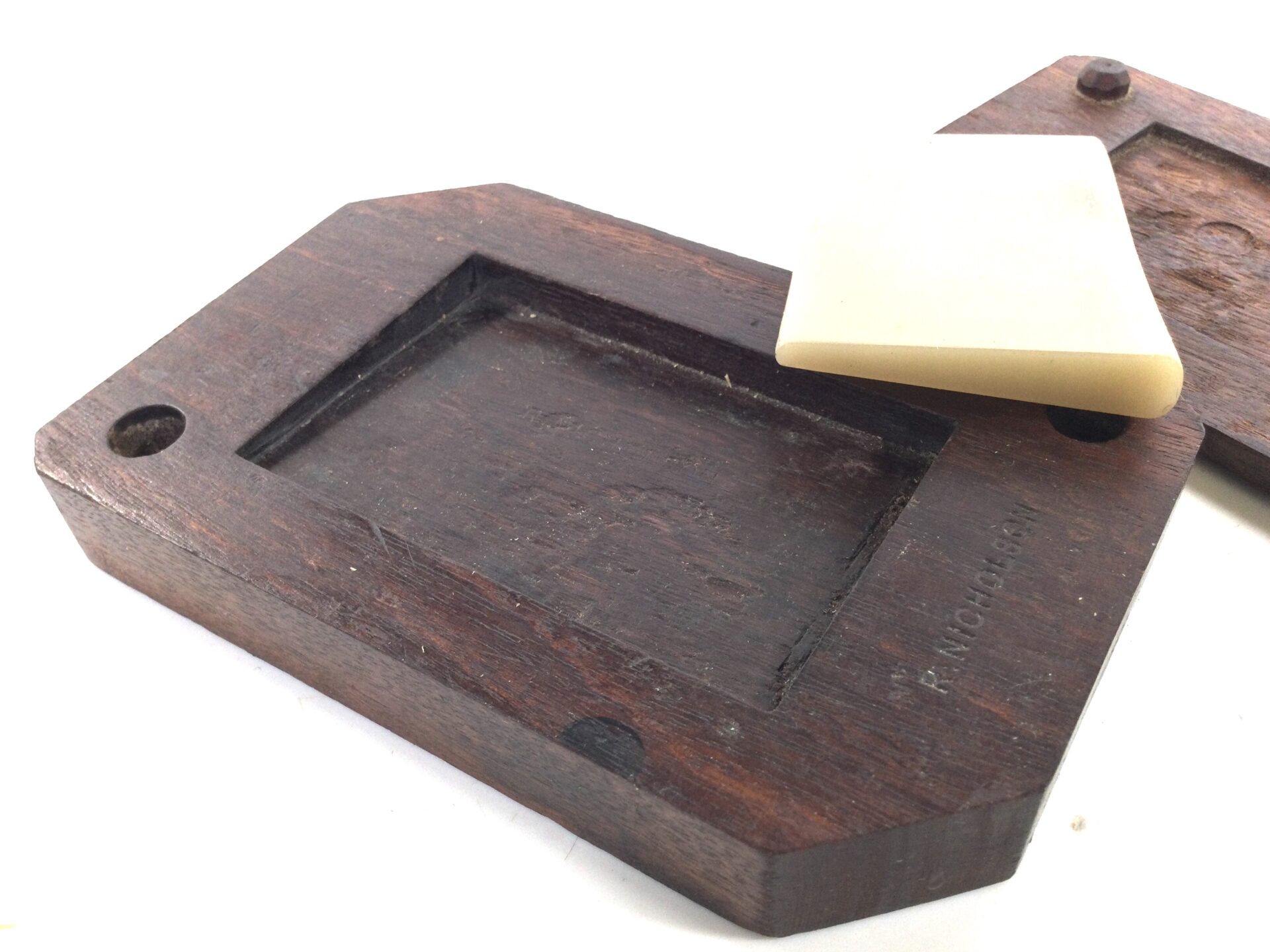 Beautifully boxed natural slip stone. (42329) - Image 3
