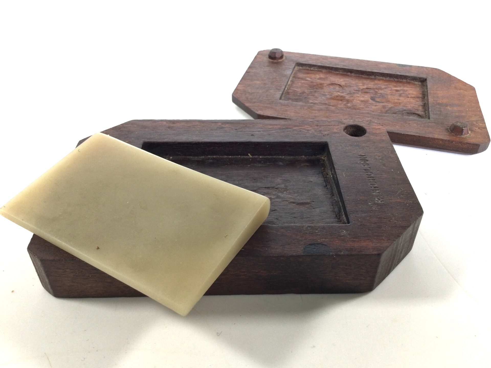 Beautifully boxed natural slip stone. (42329) - Image 4