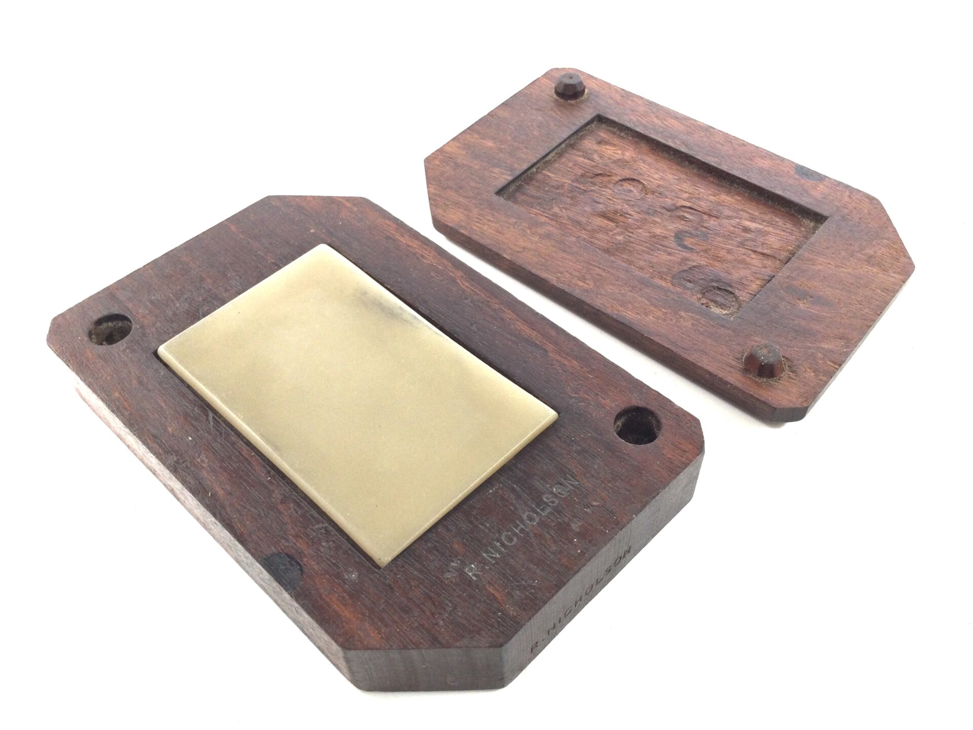 Beautifully boxed natural slip stone. (42329)