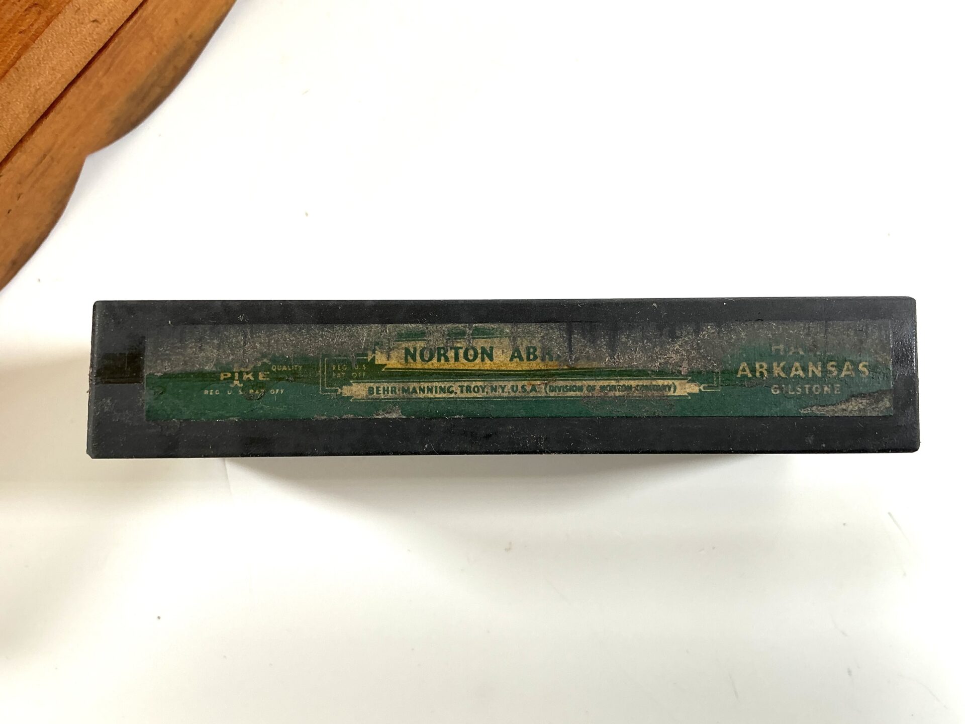 Beautiful boxwood cased hard Arkansas stone. (42521) - Image 2