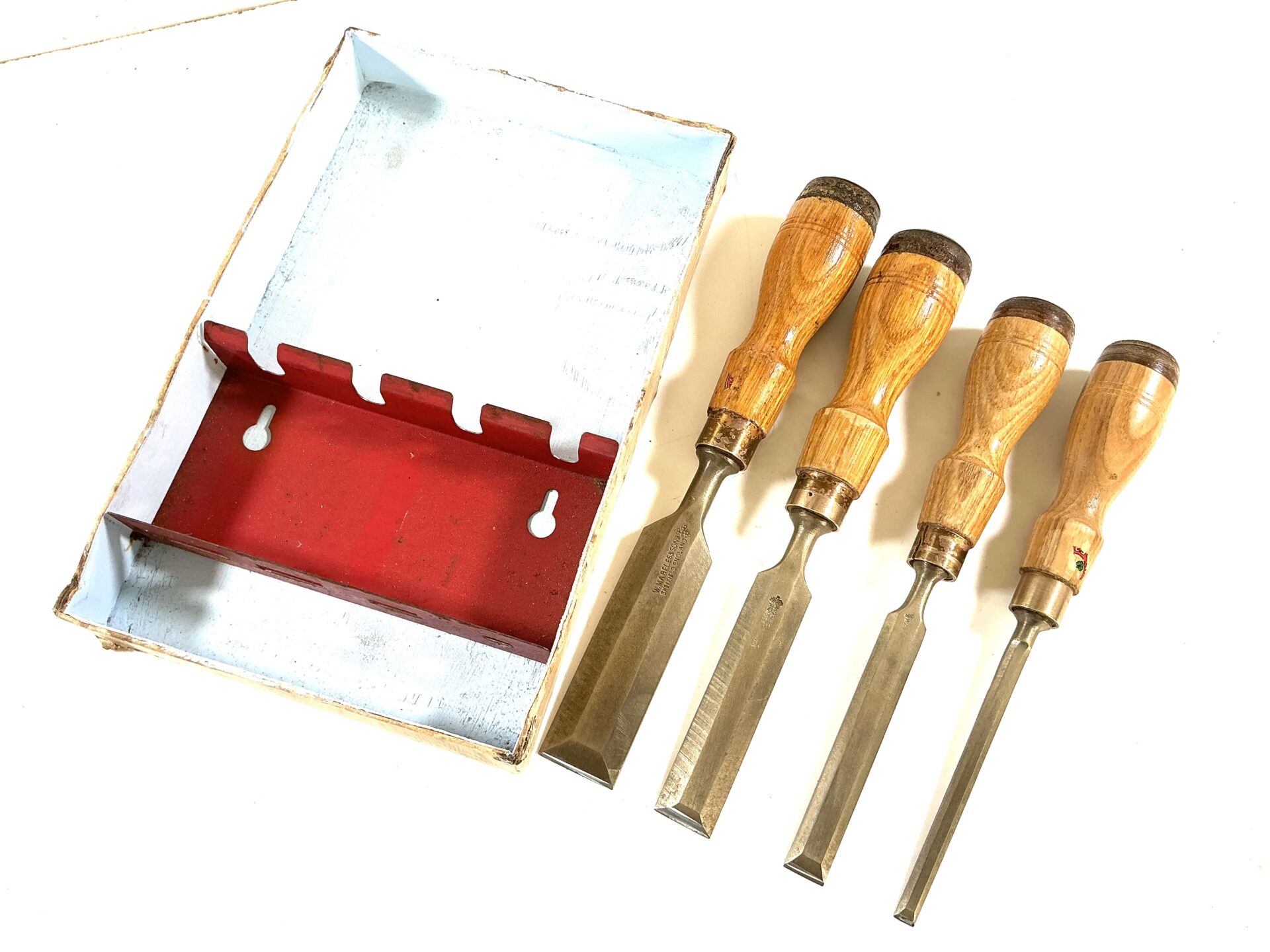 Rare & early boxed set of MARPLES bevel edge firmer chisels. (43411) - Image 4